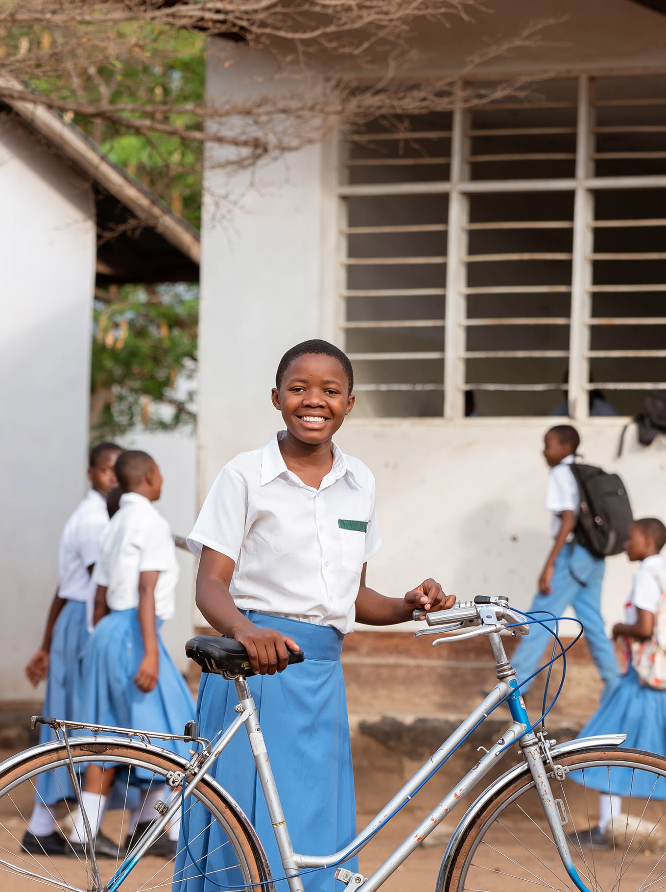 Een kind met zijn fiets