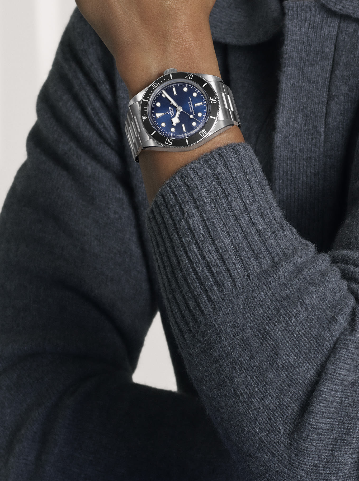 בלאק ביי 68 עם לוח מחוגים כחול