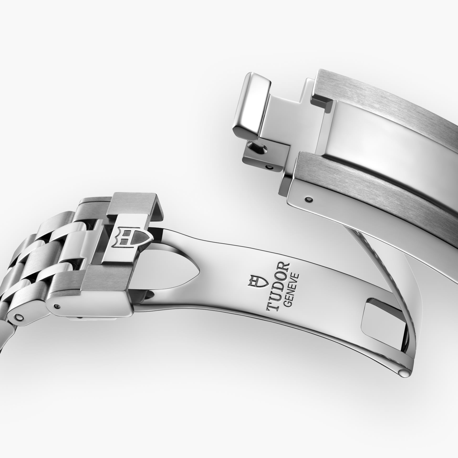 Black Bay 58 modelinin üç parça bağlantılı “perçinli stiil” bileziği