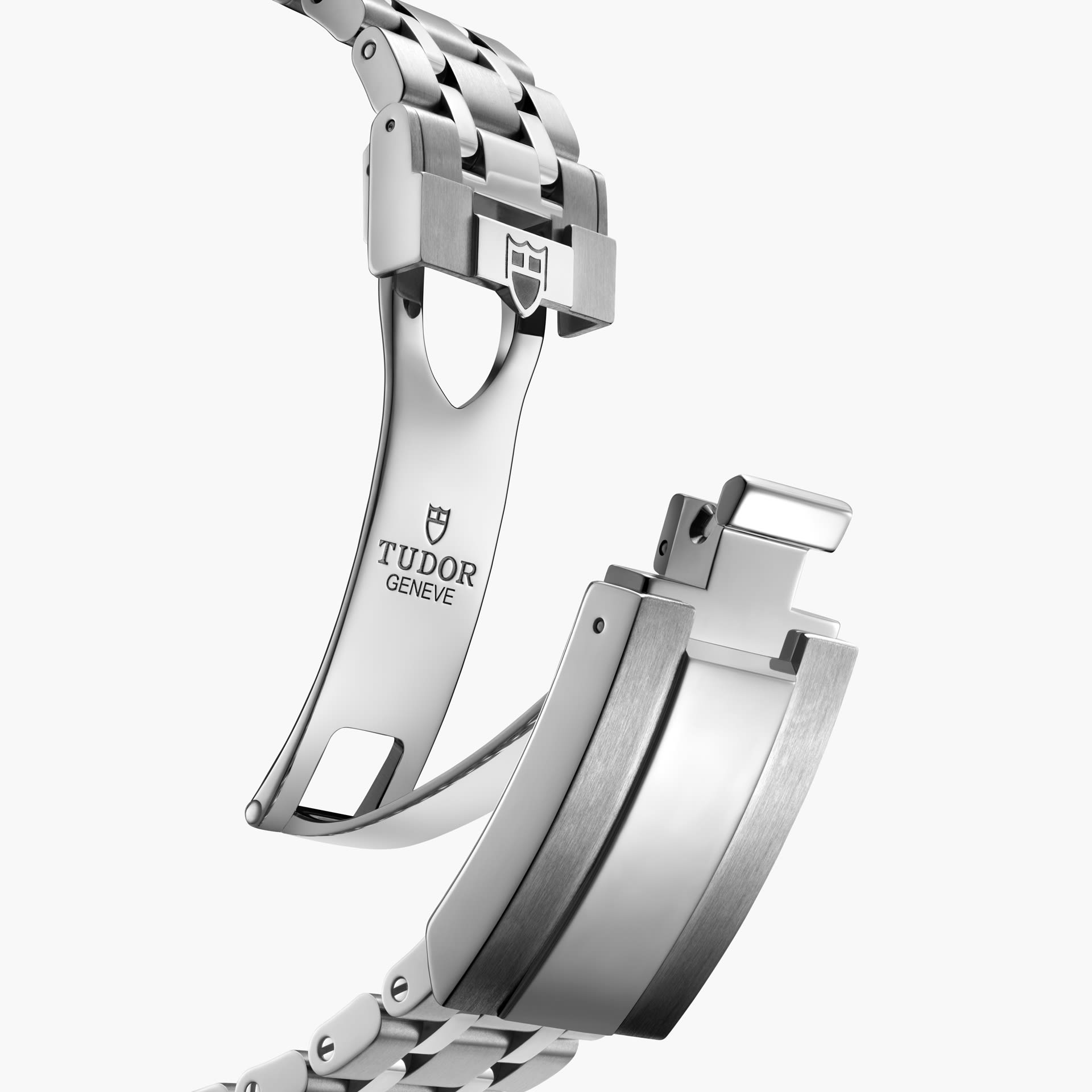 5 link bracelet feature
