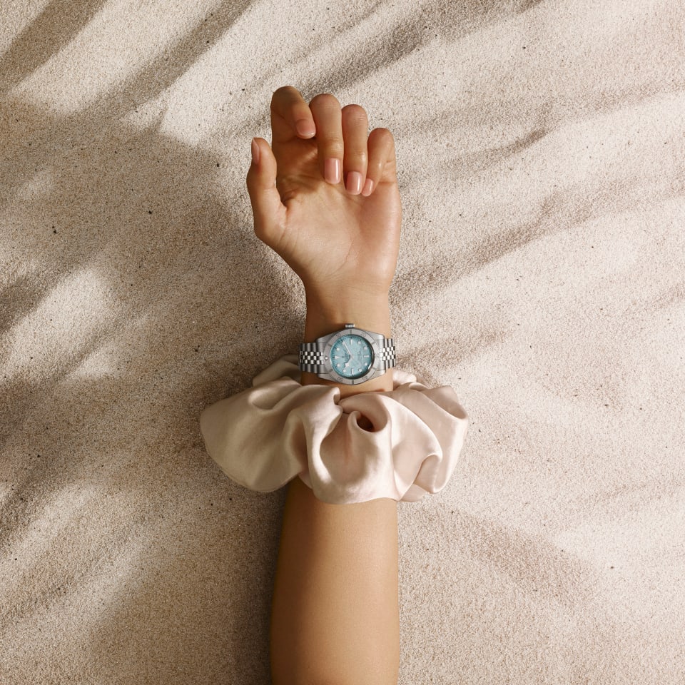 tudorwatch-black-bay-54-lagoon-blue-gall