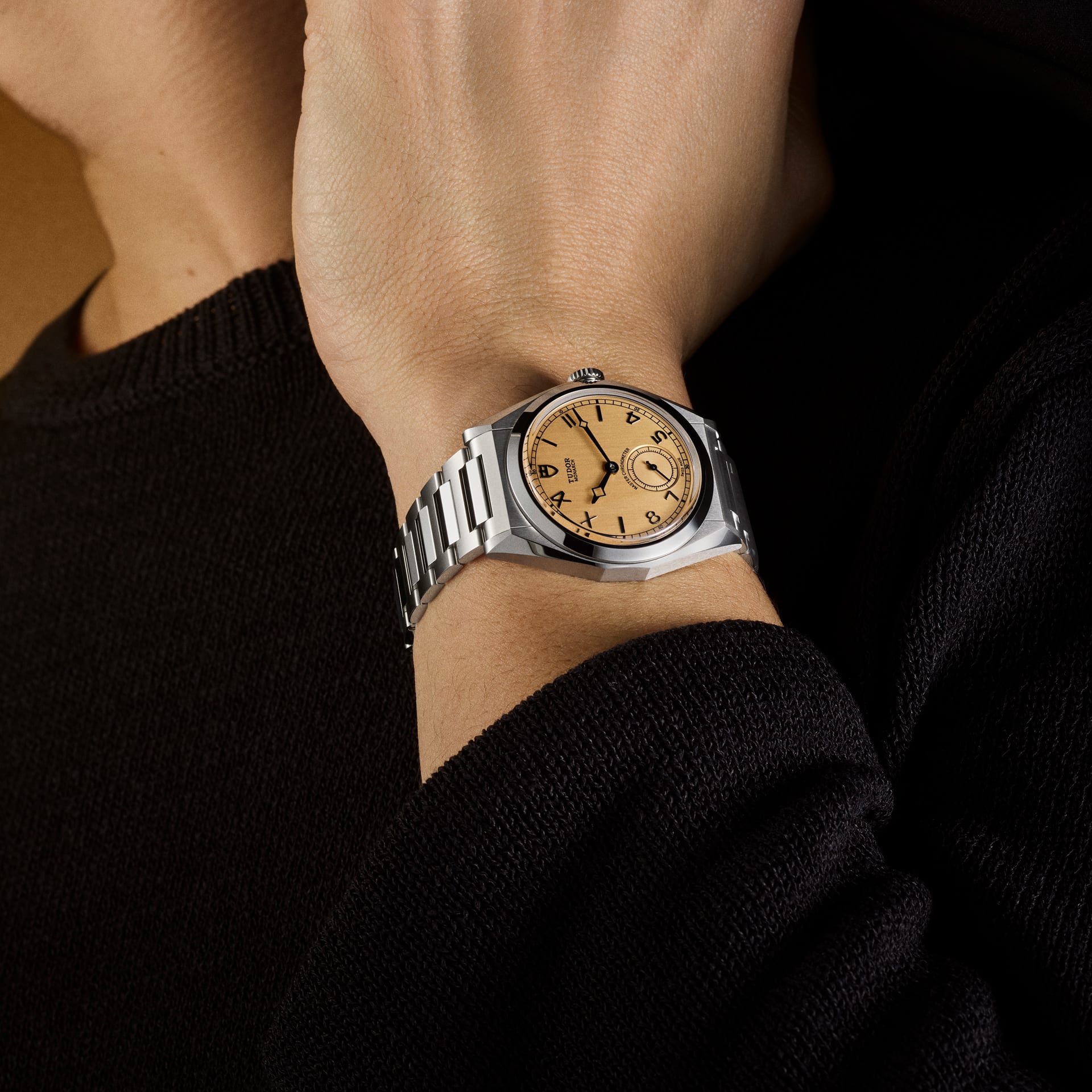 https://media.tudorwatch.com/image/upload/q_auto/f_auto/t_tdr-cover-gallery-zoom/c_limit,w_1920/v1/tudorwatch/09d6x9svgwnds/model-assets/wrist/tudor-m2639w1a0u-0001