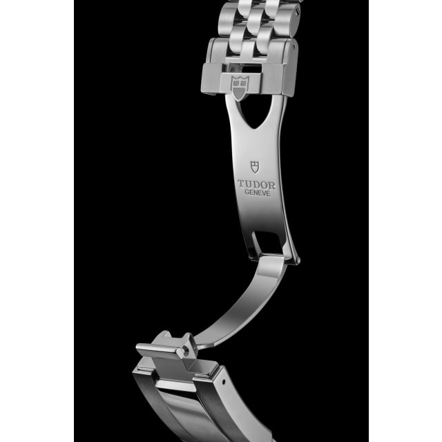 2024年発表のブラックベイ クロノ “ピンク” | チューダー プレス