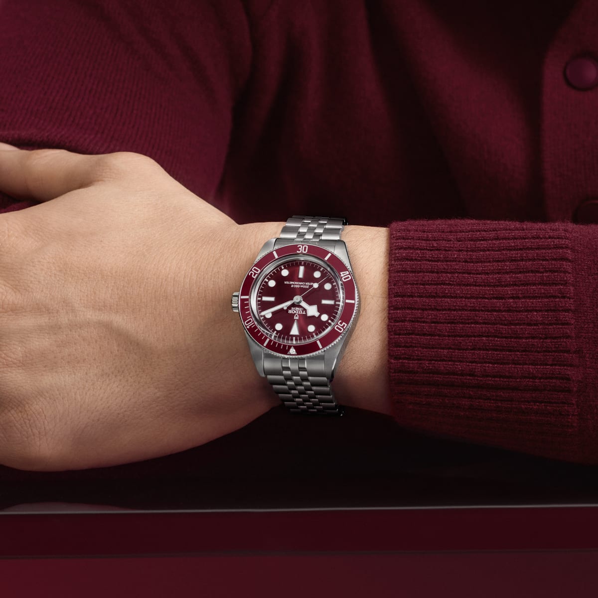 Black Bay 58 Burgundy на пятизвенном браслете: официальный снимок показывает пропорции корпуса на руке.
